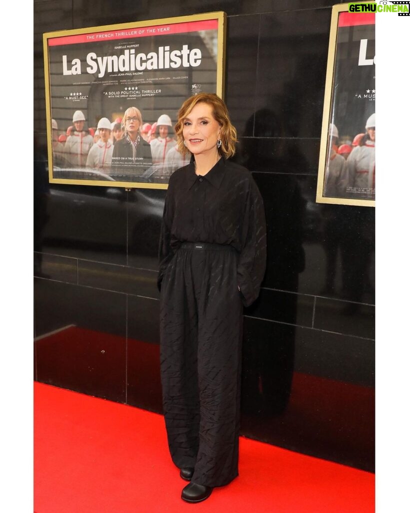 Isabelle Huppert Instagram - Sortie de #LaSyndicaliste au UK. @jpaulsalome @thebureaufilms @modernfilmsent @curzoncinemas #curzonmayfair @balenciaga 📸 @davebenett Curzon Cinema Mayfair