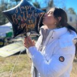 Isis Valverde Instagram – Hoje dou um passo à mais rumo a libertação. Me olhei no espelho e vi maturidade e confesso uma leve inquietude. Quanto mais o tempo passa mais certa fico de que ele é curto demais para conseguirmos fazer TUDO que essa vida nos permite! Corro ao lado desse tempo selvagem e sinto que alguns desejos profundos tenho conseguido alcançar! 
Me apaixono cada vez mais pela vida e por suas imperfeições; me aceito cada vez mais e percebo que estar completa é algo impossível de se alcançar! Mas essa incompletude me traz PAZ. Estou viva e me sinto uma eterna rosa a desabrochar.  E que lindo jardim estou construindo…

Obrigada aos meus amigos que trazem cor para os meus dias mais cinzentos. 
Obrigada à minha familia, porque sem eles eu não seria a mesma.
Obrigada à minha mãe que sempre esteve ao meu lado. 
Obrigada ao meu amor que veio de tão longe pra estar pertinho de mim. 
OBRIGADA ao meu filho que me ensina cada vez mais o que é o AMOR, me tornando uma pessoa melhor e mais humana a cada dia!

FELIZ ANO NOVO PRA MIM ❤️

O aniversário mais inesperado e perfeito que já tive!