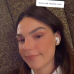 Isis Valverde Instagram - Muito aquariana sim!! 😂 Eu AMO abrir caixinha pra responder vocês, gente! E já que estamos sempre conversando pelos aeroportos/aviões da vida, quem sabe isso não vira um quadro por aqui… 👀🙃