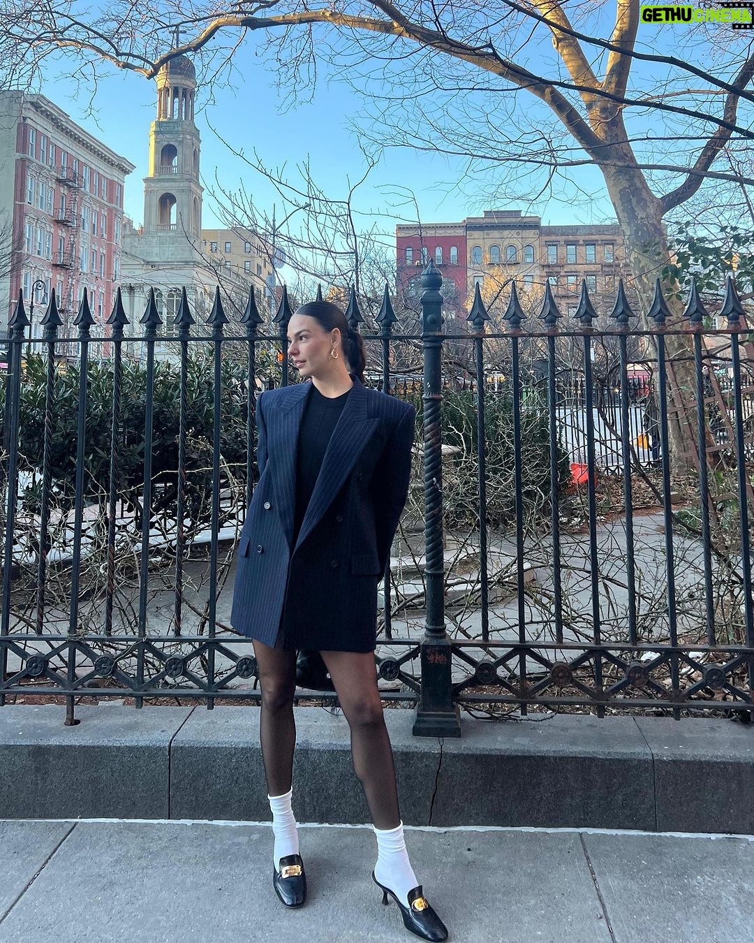 Isis Valverde Instagram - Pasta and NY 🌟 perfect match 🔥