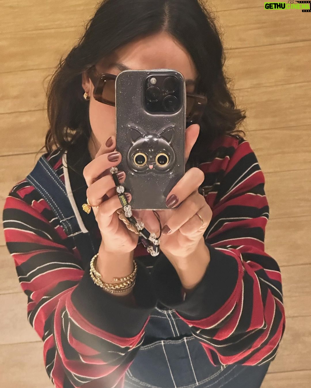 Isis Valverde Instagram - movie time! πΏπ₯π