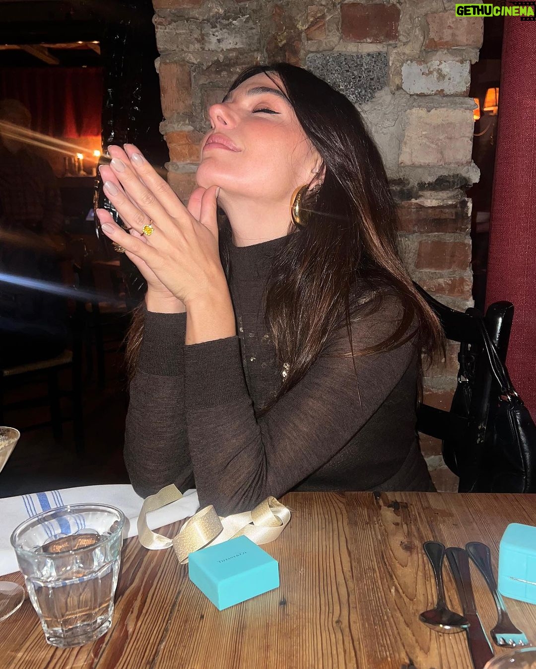 Isis Valverde Instagram - Amor, cumplicidade e saudades de quem se ama e não pode estar pertinho! GRATIDÃO seria a palavra pra esse universo imenso que me guarda! Sou grata e muito feliz com tudo que vem me sendo concedido, AMÉM❤️🙏🏼🌟