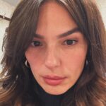Isis Valverde Instagram – “Muitos amaram teus momentos de alegre graça,
e tua beleza, com falso ou vero amor,
Mas um homem amou a alma peregrina em ti,
E as mágoas de teu rosto sempre a mudar.”