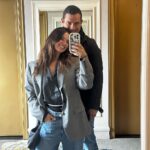 Isis Valverde Instagram – Hoje dou um passo à mais rumo a libertação. Me olhei no espelho e vi maturidade e confesso uma leve inquietude. Quanto mais o tempo passa mais certa fico de que ele é curto demais para conseguirmos fazer TUDO que essa vida nos permite! Corro ao lado desse tempo selvagem e sinto que alguns desejos profundos tenho conseguido alcançar! 
Me apaixono cada vez mais pela vida e por suas imperfeições; me aceito cada vez mais e percebo que estar completa é algo impossível de se alcançar! Mas essa incompletude me traz PAZ. Estou viva e me sinto uma eterna rosa a desabrochar.  E que lindo jardim estou construindo…

Obrigada aos meus amigos que trazem cor para os meus dias mais cinzentos. 
Obrigada à minha familia, porque sem eles eu não seria a mesma.
Obrigada à minha mãe que sempre esteve ao meu lado. 
Obrigada ao meu amor que veio de tão longe pra estar pertinho de mim. 
OBRIGADA ao meu filho que me ensina cada vez mais o que é o AMOR, me tornando uma pessoa melhor e mais humana a cada dia!

FELIZ ANO NOVO PRA MIM ❤️

O aniversário mais inesperado e perfeito que já tive!