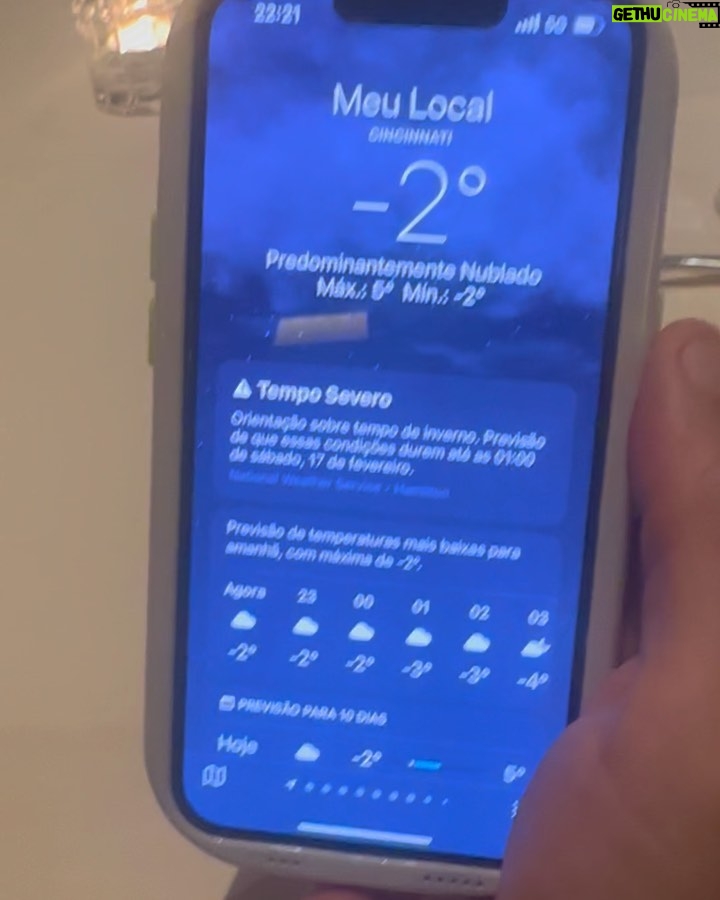 Isis Valverde Instagram - Hoje dou um passo à mais rumo a libertação. Me olhei no espelho e vi maturidade e confesso uma leve inquietude. Quanto mais o tempo passa mais certa fico de que ele é curto demais para conseguirmos fazer TUDO que essa vida nos permite! Corro ao lado desse tempo selvagem e sinto que alguns desejos profundos tenho conseguido alcançar! Me apaixono cada vez mais pela vida e por suas imperfeições; me aceito cada vez mais e percebo que estar completa é algo impossível de se alcançar! Mas essa incompletude me traz PAZ. Estou viva e me sinto uma eterna rosa a desabrochar. E que lindo jardim estou construindo… Obrigada aos meus amigos que trazem cor para os meus dias mais cinzentos. Obrigada à minha familia, porque sem eles eu não seria a mesma. Obrigada à minha mãe que sempre esteve ao meu lado. Obrigada ao meu amor que veio de tão longe pra estar pertinho de mim. OBRIGADA ao meu filho que me ensina cada vez mais o que é o AMOR, me tornando uma pessoa melhor e mais humana a cada dia! FELIZ ANO NOVO PRA MIM ❤️ O aniversário mais inesperado e perfeito que já tive!