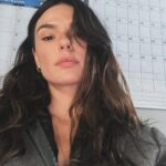 Isis Valverde Instagram – “Muitos amaram teus momentos de alegre graça,
e tua beleza, com falso ou vero amor,
Mas um homem amou a alma peregrina em ti,
E as mágoas de teu rosto sempre a mudar.”