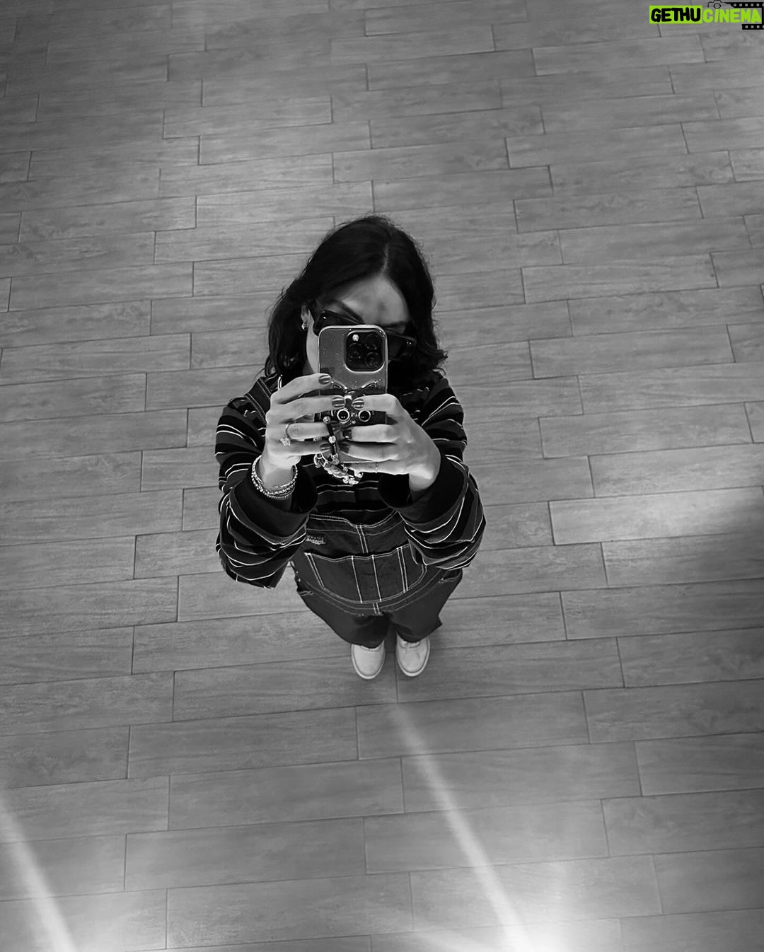 Isis Valverde Instagram - movie time! πΏπ₯π