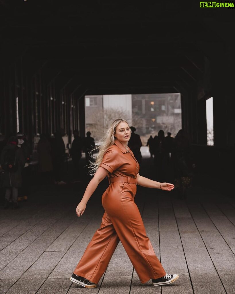 Iskra Lawrence Instagram - feels good to be back NYC🍎 Shooting @hutch_design with @madisonlanephoto Makeup by @veronicagaona Thank you @ebeggins for a wonderful day love working with you🥰 . . . . #midsize #midsizestyle #midsizefashion #fordmodels #nyc #springfashion #springoutfit #springstyle #springdress