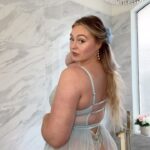 Iskra Lawrence Instagram - 💌 the szn of love ❤️ adorned in @loungeunderwear x Caro collection ad🌹 . . #loungepartner #loungeunderwear #selflove #selflovejourney #bodyacceptance #lovenotes #loveletter #galentines #midsizestyle #midsizegals