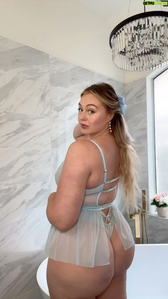 Iskra Lawrence Instagram - 💌 the szn of love ❤️ adorned in @loungeunderwear x Caro collection ad🌹 . . #loungepartner #loungeunderwear #selflove #selflovejourney #bodyacceptance #lovenotes #loveletter #galentines #midsizestyle #midsizegals