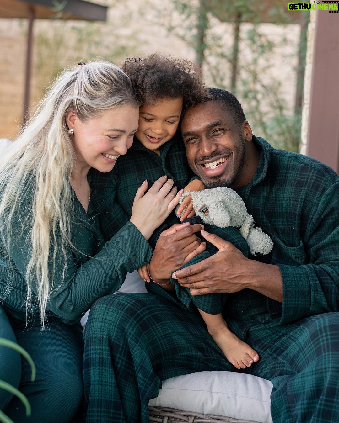 Iskra Lawrence Instagram - These snuggles 🥺🫶🏼 Continuing our holiday tradition of matching pjs! They always make the me feel more festive.🎄 Comment LINK and I’ll send you where to find our pjs if you love ‘em too! . . . #familyphotos #mommyme #holidaypajamas #skims #skimspjs #matchingpajamas #familychristmas #holidayphotos #christmasphotos Texas