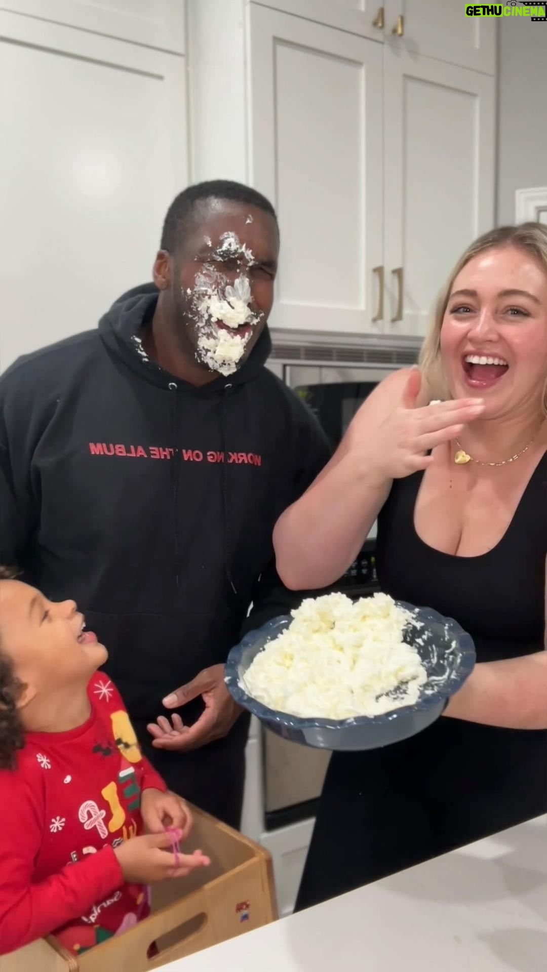Iskra Lawrence Instagram - What is your fav part of the holidays? 🎁 My sons love language is definitely gifts and I’ve already started shopping for the holidays on Walmart.com ✨#WalmartPartner I want to get my gifts early so I can enjoy and be present for all the special family moments and traditions (and eat all the pies before Philip does)🤣 I’ve linked all my family faves and wish-list goodies in my bio @collectivevoicehq and I’ll be sharing more details of everything I have shopped and want to get for the holidays (or just cus, your girl loves a good deal) over on my IGS 🤭 @walmart Comment LINK and I’ll send a link for all the goodies to your DM! . . . . #walmartdeals #holidayfinds #musthaves #familyfun #giftguide #giftideas #giftgiving #momlife #holidaygiftideas #holidaygiftguide Texas