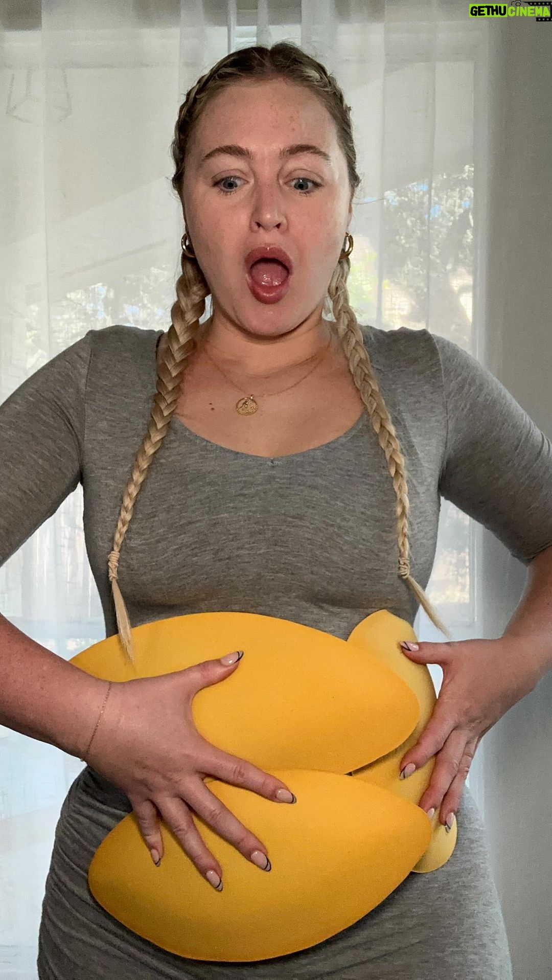 Iskra Lawrence Instagram - ☕️The tea is piping hot on my latest Y0utub3 video. I’m spilling all the modelling industry secrets… starting with padding. Video link in my bio and IGS highlight 🫣 . . . 🏷️ Autumn outfit autumn style fall outfit style inspo style diaries casual style minimalist outfits monochromatic outfits transitional fashion cosy looks cozy fit lounge loungewear uggs neutral outfits white cream beige aesthetic beige tones high street style everyday outfit capsule wardrobe holiday outfits holidays looks winter outfit winter style Austin, Texas