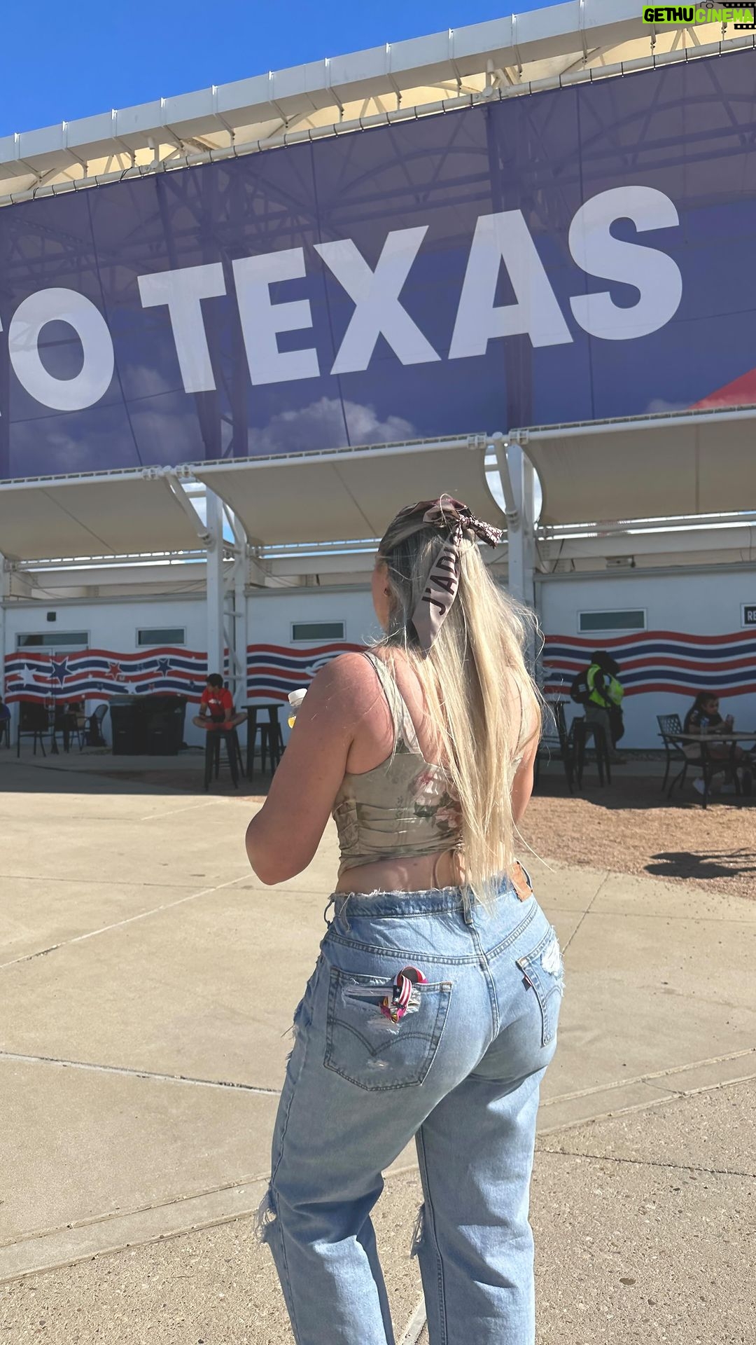 Iskra Lawrence Instagram - Fast and furious…ly hot out here in Austin🔥So you know I’m staying hydrated with the new @DrinkBODYARMOR FLASH I.V. Ad My fave flavour is the strawberry kiwi🍓 🥝 but all of them are delish and packed with… ✨ 2290 mg of electrolytes ✨ Rapid rehydration ✨ Supports immune function through zinc + vitamins B & C👌 . . . #bodyarmorpartner #f1 #austin #family #coupleachallenge #explore #explorepage #trendingaudio Curcuit of the Americas Formula 1 Race Track