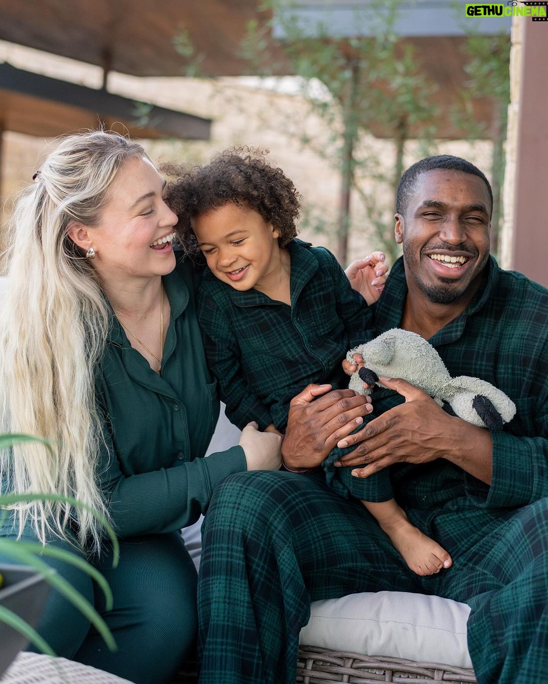 Iskra Lawrence Instagram - These snuggles 🥺🫶🏼 Continuing our holiday tradition of matching pjs! They always make the me feel more festive.🎄 Comment LINK and I’ll send you where to find our pjs if you love ‘em too! . . . #familyphotos #mommyme #holidaypajamas #skims #skimspjs #matchingpajamas #familychristmas #holidayphotos #christmasphotos Texas