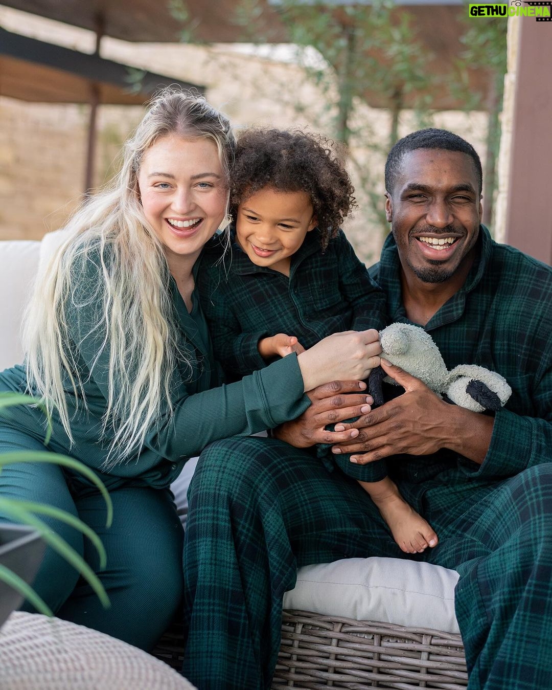 Iskra Lawrence Instagram - These snuggles 🥺🫶🏼 Continuing our holiday tradition of matching pjs! They always make the me feel more festive.🎄 Comment LINK and I’ll send you where to find our pjs if you love ‘em too! . . . #familyphotos #mommyme #holidaypajamas #skims #skimspjs #matchingpajamas #familychristmas #holidayphotos #christmasphotos Texas