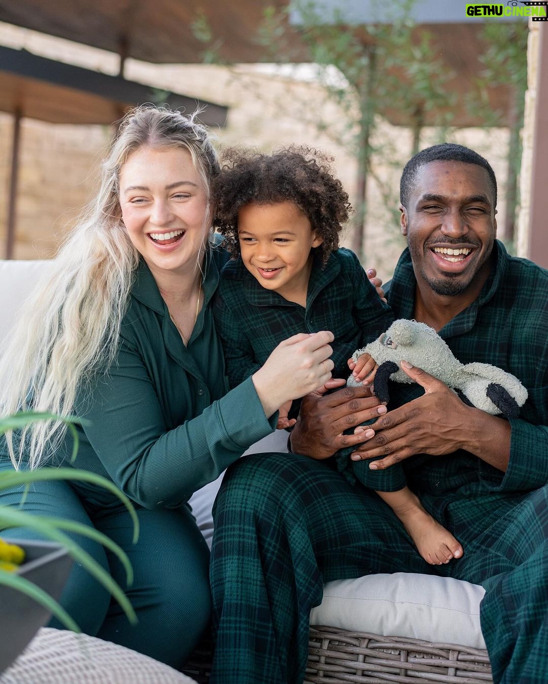 Iskra Lawrence Instagram - These snuggles 🥺🫶🏼 Continuing our holiday tradition of matching pjs! They always make the me feel more festive.🎄 Comment LINK and I’ll send you where to find our pjs if you love ‘em too! . . . #familyphotos #mommyme #holidaypajamas #skims #skimspjs #matchingpajamas #familychristmas #holidayphotos #christmasphotos Texas