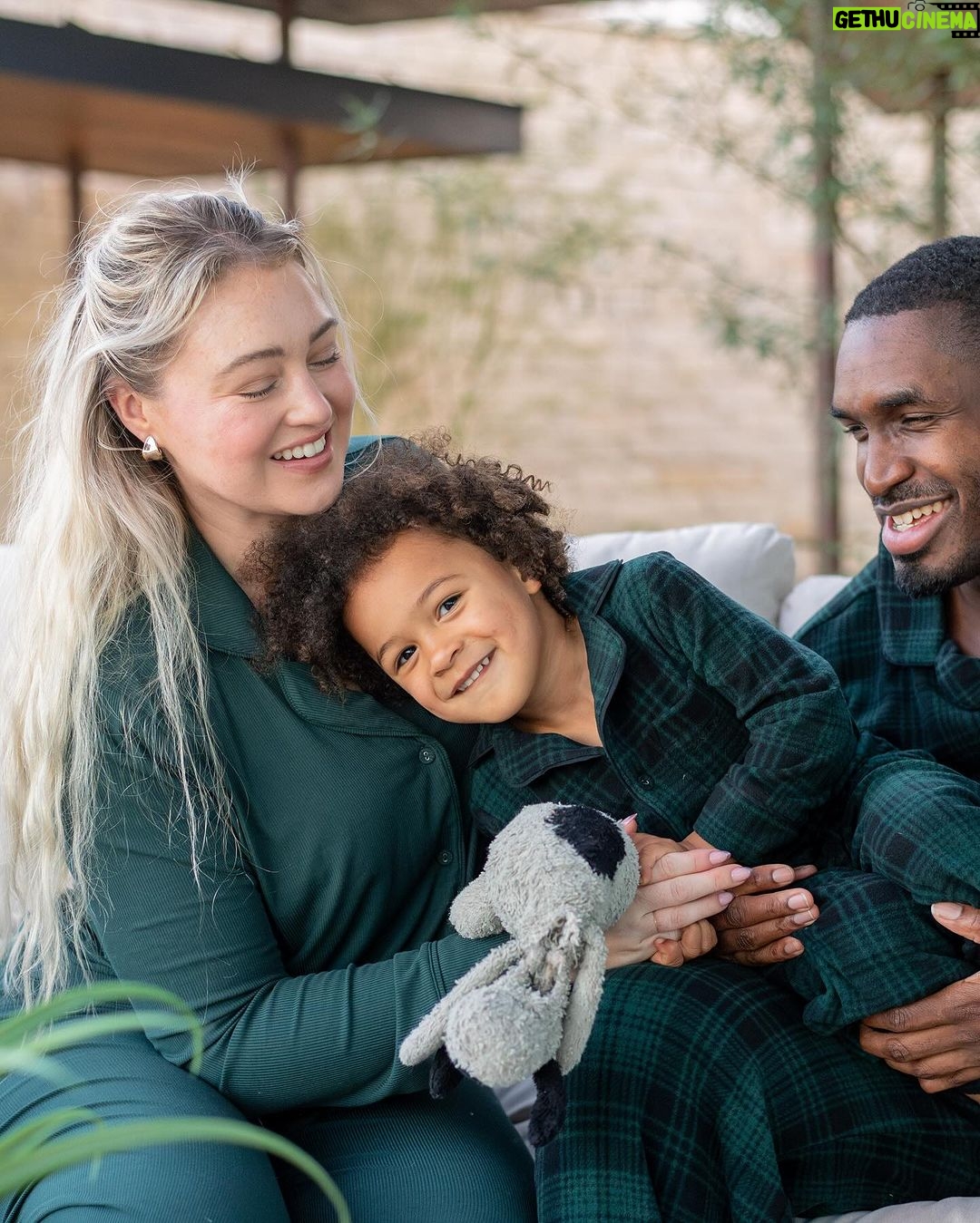 Iskra Lawrence Instagram - These snuggles 🥺🫶🏼 Continuing our holiday tradition of matching pjs! They always make the me feel more festive.🎄 Comment LINK and I’ll send you where to find our pjs if you love ‘em too! . . . #familyphotos #mommyme #holidaypajamas #skims #skimspjs #matchingpajamas #familychristmas #holidayphotos #christmasphotos Texas