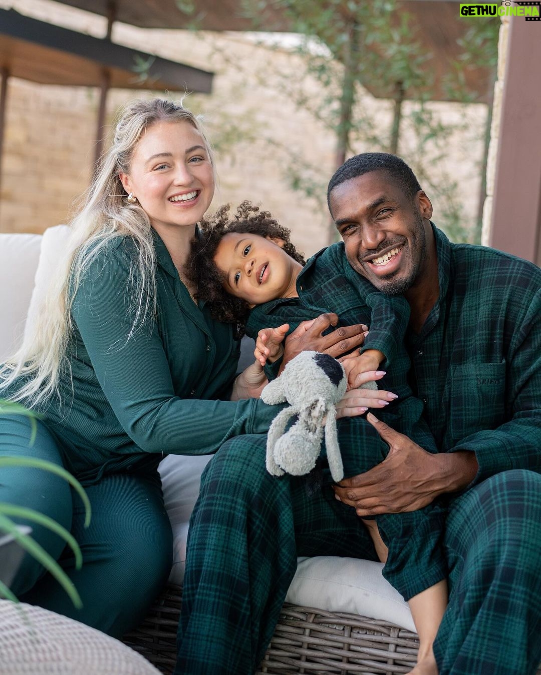 Iskra Lawrence Instagram - These snuggles 🥺🫶🏼 Continuing our holiday tradition of matching pjs! They always make the me feel more festive.🎄 Comment LINK and I’ll send you where to find our pjs if you love ‘em too! . . . #familyphotos #mommyme #holidaypajamas #skims #skimspjs #matchingpajamas #familychristmas #holidayphotos #christmasphotos Texas