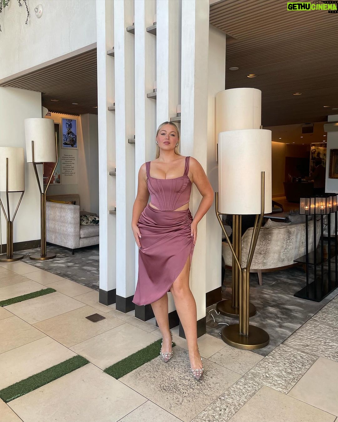 Iskra Lawrence Instagram - In my ✨ L I V I N G ✨ everyday to the fullest era! . . . . 🏷️ #midsizemodel #midsizefashion #cocktaildress #fashion #modeling #rarebeauty #selenagomez #taylorswift #midsizestyle #midsizegals #size12 #holidayoutfits #holiday #holidayfashion Texas
