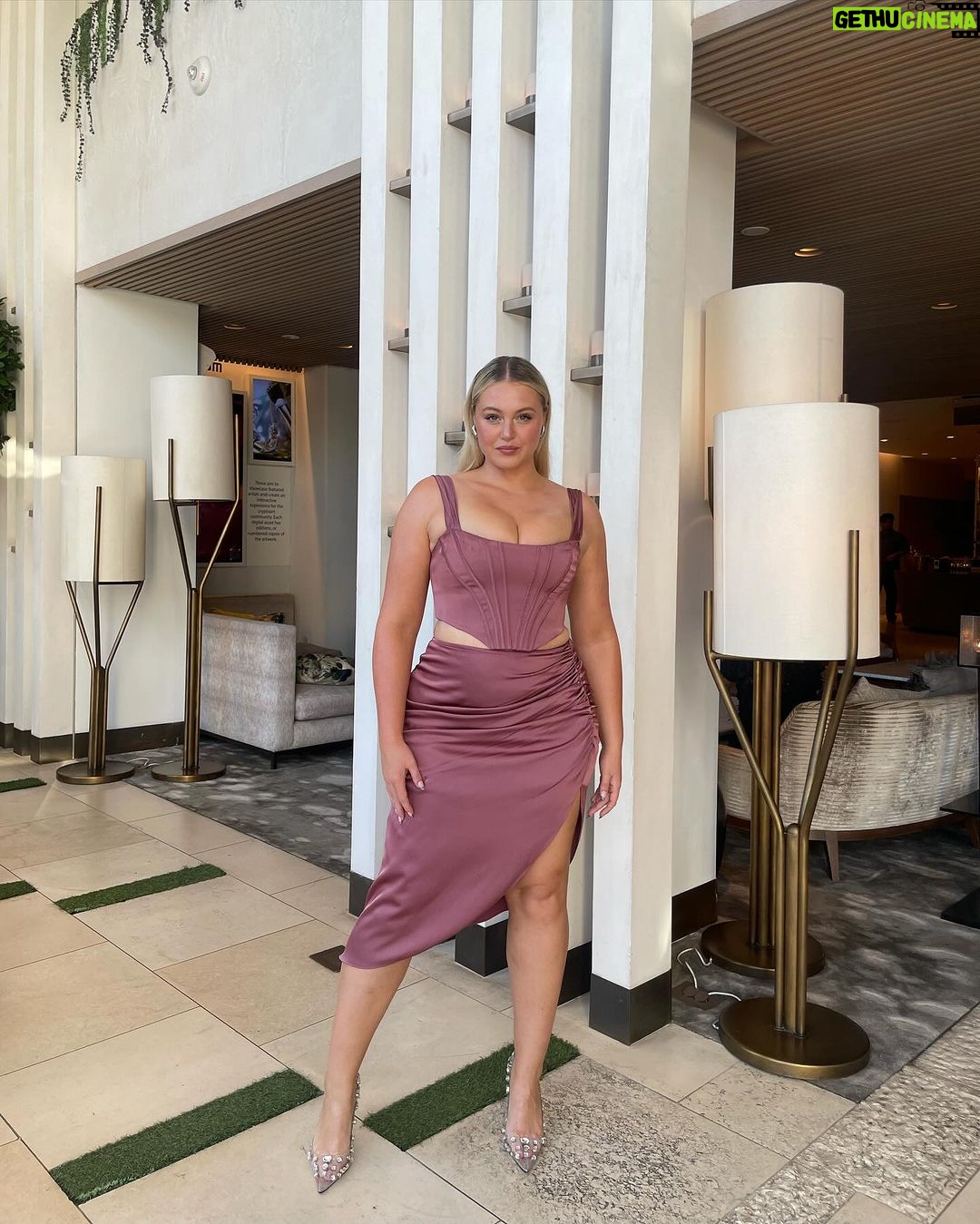 Iskra Lawrence Instagram - In my ✨ L I V I N G ✨ everyday to the fullest era! . . . . 🏷️ #midsizemodel #midsizefashion #cocktaildress #fashion #modeling #rarebeauty #selenagomez #taylorswift #midsizestyle #midsizegals #size12 #holidayoutfits #holiday #holidayfashion Texas