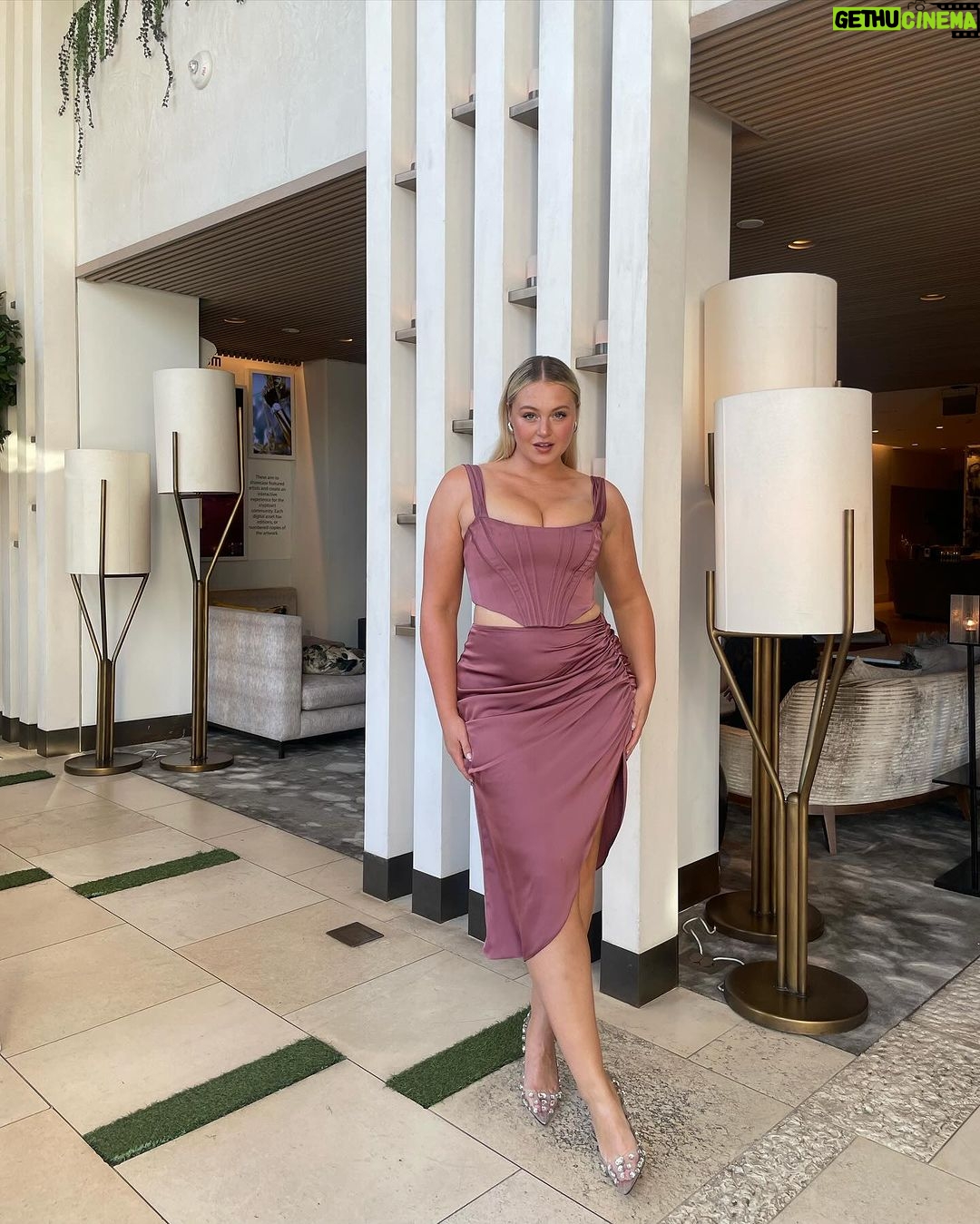 Iskra Lawrence Instagram - In my ✨ L I V I N G ✨ everyday to the fullest era! . . . . 🏷️ #midsizemodel #midsizefashion #cocktaildress #fashion #modeling #rarebeauty #selenagomez #taylorswift #midsizestyle #midsizegals #size12 #holidayoutfits #holiday #holidayfashion Texas