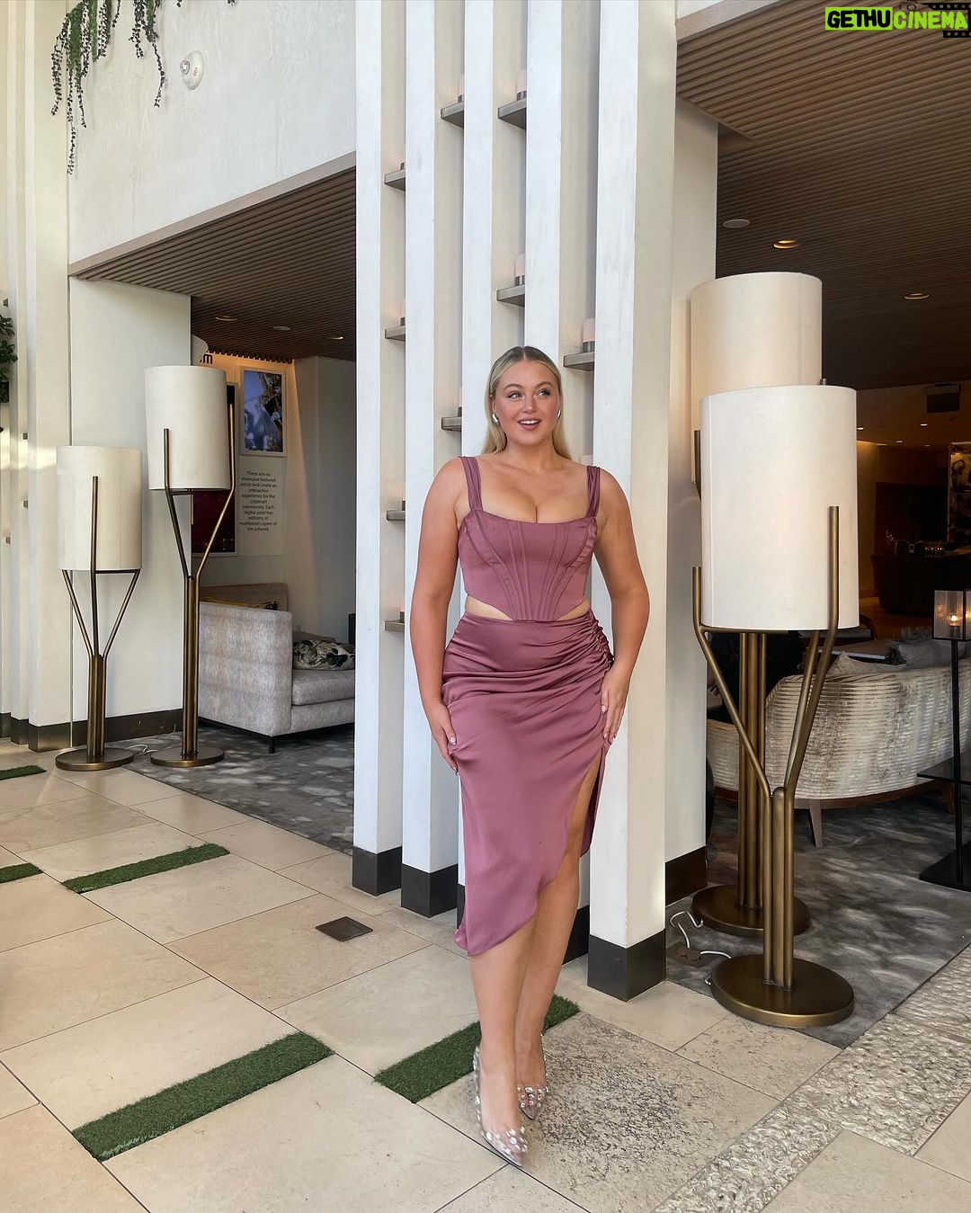 Iskra Lawrence Instagram - In my ✨ L I V I N G ✨ everyday to the fullest era! . . . . 🏷️ #midsizemodel #midsizefashion #cocktaildress #fashion #modeling #rarebeauty #selenagomez #taylorswift #midsizestyle #midsizegals #size12 #holidayoutfits #holiday #holidayfashion Texas