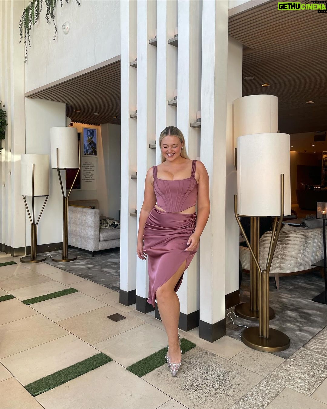 Iskra Lawrence Instagram - In my ✨ L I V I N G ✨ everyday to the fullest era! . . . . 🏷️ #midsizemodel #midsizefashion #cocktaildress #fashion #modeling #rarebeauty #selenagomez #taylorswift #midsizestyle #midsizegals #size12 #holidayoutfits #holiday #holidayfashion Texas