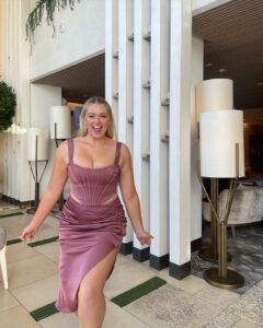 Iskra Lawrence Instagram - In my ✨ L I V I N G ✨ everyday to the fullest era! . . . . 🏷️ #midsizemodel #midsizefashion #cocktaildress #fashion #modeling #rarebeauty #selenagomez #taylorswift #midsizestyle #midsizegals #size12 #holidayoutfits #holiday #holidayfashion Texas