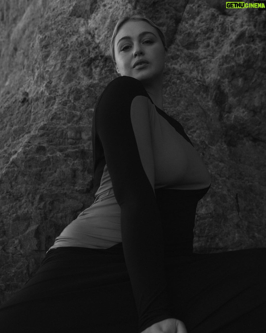 Iskra Lawrence Instagram - Malibu moments with @alicejacquemin β¨π . . . . π·οΈ #modeling #midsizemodel #beachphotos #midsizefahsion #malibu #moodyphotos #moodymodeling #femalemodel #femaleempowerment #style #fashion #beachvibes Malibu, California