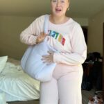 Iskra Lawrence Instagram - wait for it… bet you didn’t think that’s what I carry round in my handbag??? 🫣 also honest opinions only these pants with the Uggs? A hit or miss??? Because we clearly know how @philipapayne feels🤣 . . . 🏷️ #outfitinspiration #fashionstyle #outfitideas #midsize #midsizestyle #midsizefashion #size12 #outfitinspo #grwm #momstyle Austin, Texas