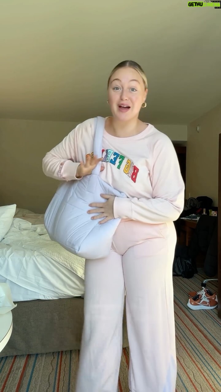 Iskra Lawrence Instagram - wait for it… bet you didn’t think that’s what I carry round in my handbag??? 🫣 also honest opinions only these pants with the Uggs? A hit or miss??? Because we clearly know how @philipapayne feels🤣 . . . 🏷️ #outfitinspiration #fashionstyle #outfitideas #midsize #midsizestyle #midsizefashion #size12 #outfitinspo #grwm #momstyle Austin, Texas