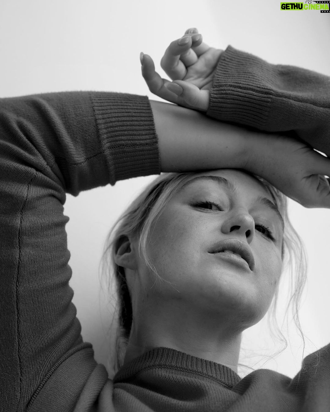 Iskra Lawrence Instagram - 🖤🤍🖤🤍 @m_kenzie x @iskra New York, New York