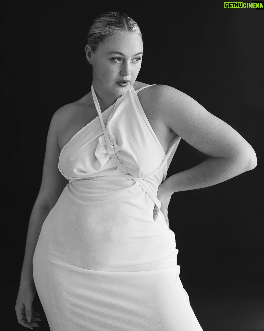 Iskra Lawrence Instagram - Virgo szn ♍️ 📸 by @princejonb @fordmodels Los Angeles, California