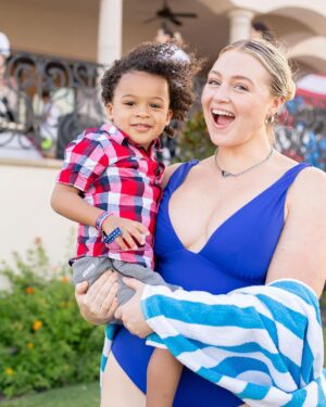 Iskra Lawrence Instagram - My family

My home, here in Austin. How did this girl from a small town in the middle of England (that even most English people haven’t heard of) end up here

If you ever would have asked me this is what my life would be I would have never believed it

Yet it feels so familiar, like I already knew this is exactly where I’m meant to be 

If you’re questioning where you’re going to end up…just let God, your gut, your energy lead you, because you’re already on your way

My heart is so full of love, thank you @lmcingvale for bringing us together every year for the most special celebration I’m forever grateful