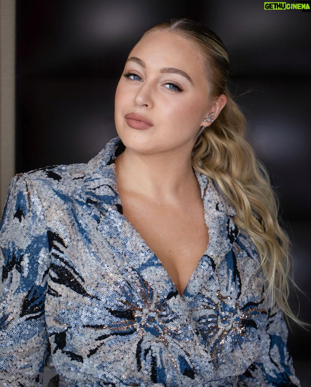 Iskra Lawrence Instagram - ✨ISKRA ✨ #NYFW w/ @iskra attending the @nyfw x @badgleymischka show makeup & photos @veronicagaona @bioeffectofficial imprinting eye mask @111skin black diamond cream @lancomeofficial le stylo waterproof long lasting eyeliner in black hypnose 5 color eyeshadow palette in french nude monsieur big waterproof mascara in black idol liner in glossy black l’absolu rouge drama matte lipstick in 510 @armanibeauty luminous silk concealers in 5.5 & 5.75 luminous silk glow powders in 2 & 5.5 luminous glow blush in 11 & 51 @westmanatelier baby cheeks cream blush stick in mimi face trace cream contour stick in biscuit @darkswanofdenmark secret 01 class in short mix 8 & 10mm #iskralawrence #veronicagaona #makeupartist #nyc Manhattan, New York