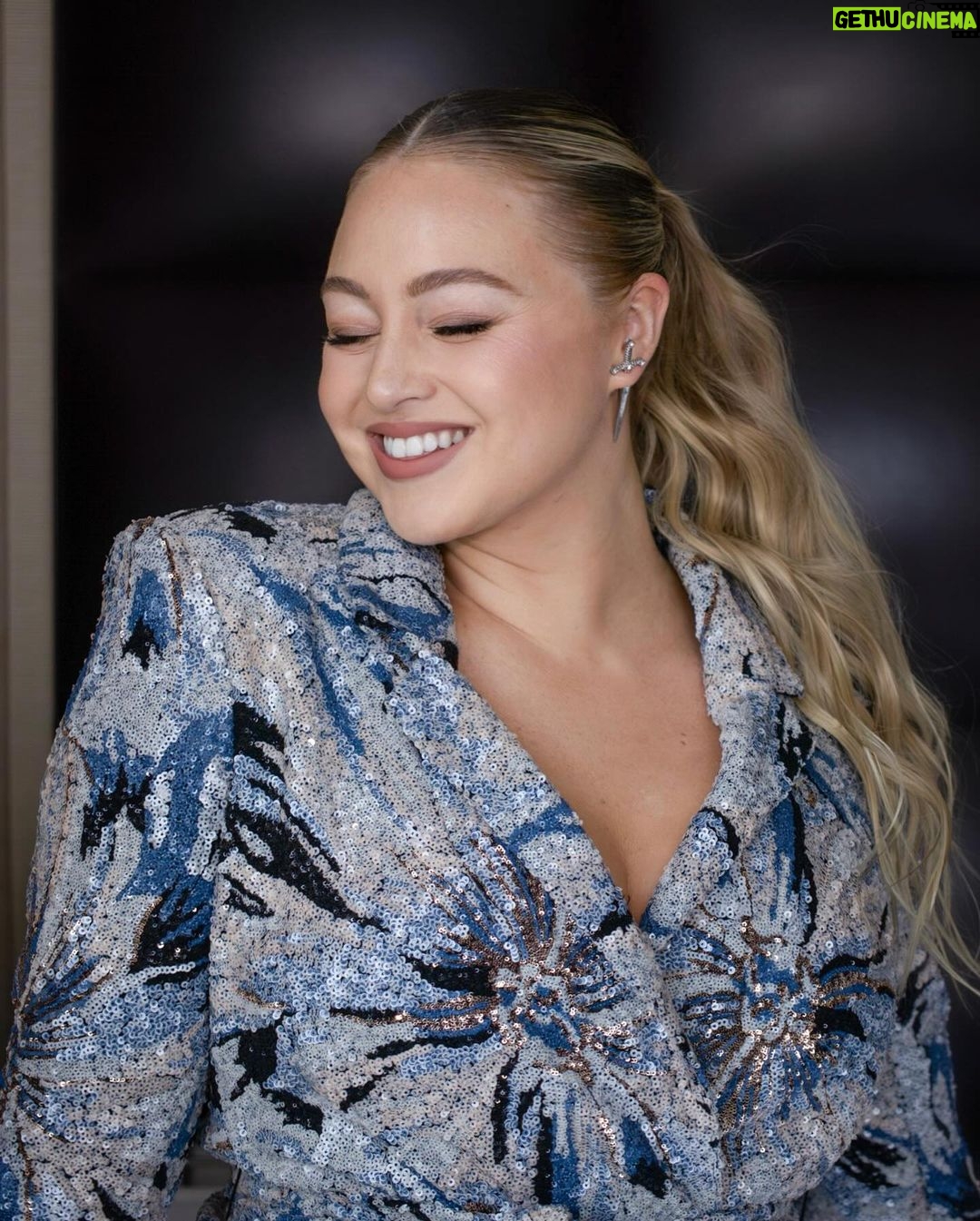 Iskra Lawrence Instagram - ✨ISKRA ✨ #NYFW w/ @iskra attending the @nyfw x @badgleymischka show makeup & photos @veronicagaona @bioeffectofficial imprinting eye mask @111skin black diamond cream @lancomeofficial le stylo waterproof long lasting eyeliner in black hypnose 5 color eyeshadow palette in french nude monsieur big waterproof mascara in black idol liner in glossy black l’absolu rouge drama matte lipstick in 510 @armanibeauty luminous silk concealers in 5.5 & 5.75 luminous silk glow powders in 2 & 5.5 luminous glow blush in 11 & 51 @westmanatelier baby cheeks cream blush stick in mimi face trace cream contour stick in biscuit @darkswanofdenmark secret 01 class in short mix 8 & 10mm #iskralawrence #veronicagaona #makeupartist #nyc Manhattan, New York