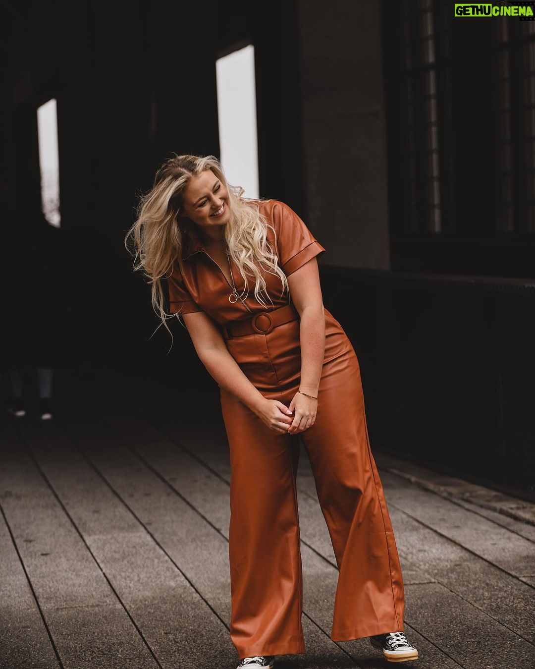 Iskra Lawrence Instagram - feels good to be back NYC🍎 Shooting @hutch_design with @madisonlanephoto Makeup by @veronicagaona Thank you @ebeggins for a wonderful day love working with you🥰 . . . . #midsize #midsizestyle #midsizefashion #fordmodels #nyc #springfashion #springoutfit #springstyle #springdress