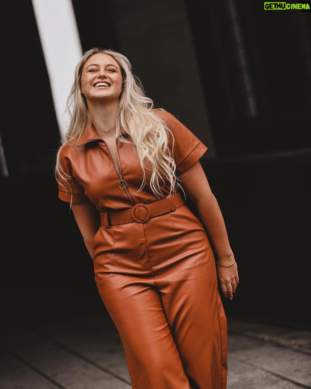 Iskra Lawrence Instagram - feels good to be back NYC🍎 Shooting @hutch_design with @madisonlanephoto Makeup by @veronicagaona Thank you @ebeggins for a wonderful day love working with you🥰 . . . . #midsize #midsizestyle #midsizefashion #fordmodels #nyc #springfashion #springoutfit #springstyle #springdress