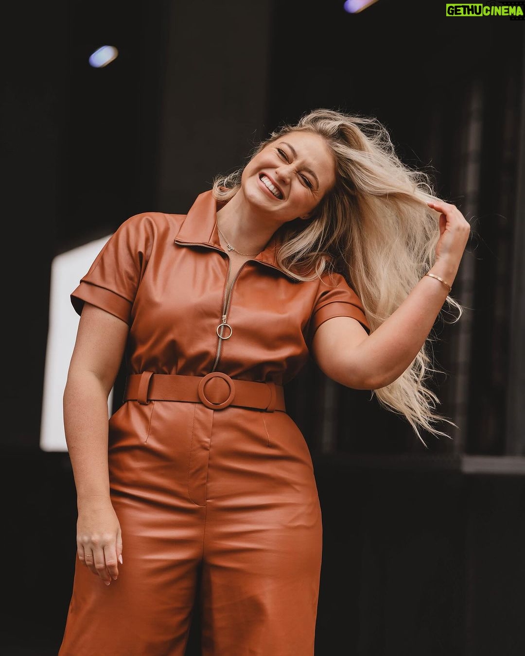 Iskra Lawrence Instagram - feels good to be back NYC🍎 Shooting @hutch_design with @madisonlanephoto Makeup by @veronicagaona Thank you @ebeggins for a wonderful day love working with you🥰 . . . . #midsize #midsizestyle #midsizefashion #fordmodels #nyc #springfashion #springoutfit #springstyle #springdress