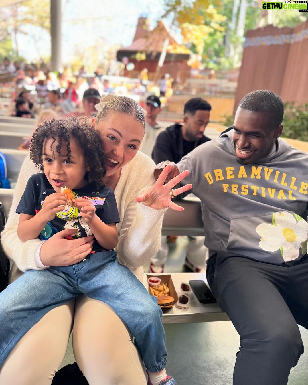 Iskra Lawrence Instagram - 🪄🐭🎡🎀 Disney dump 🏰🎢🎠✨ if only we could spend every day at Disney there’s really nothing like seeing your little light up and smile non stop at the happiest place on earth I knew I wanted to cherish the trip so I vlogged the whole thing and it’s up on my YouTube channel for ya🥰 (links in my bio and IGS) . . . #disneyland #disney #familytrip #familyvacation #familytime #familyfirst #momfashion #midsizestyle #midsizefashion #athleticwear #casualoutfits #casualstyle #momlife Disneyland
