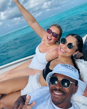 Iskra Lawrence Instagram - It’s ok to not be ok.

What does that mean to you? 

For me it frees me from feeling like perfect exists

Or the expectation that everyday will feel the same, and that unknowing as scary as it that exploration of yourself and the world is what living is all about 

Your feelings are always valid, and if someone tells you otherwise they’ve got their knickers in a twist 🤷‍♀️ 

Is there a reminder you’re telling yourself in 2024 or a phrase that empowers you?