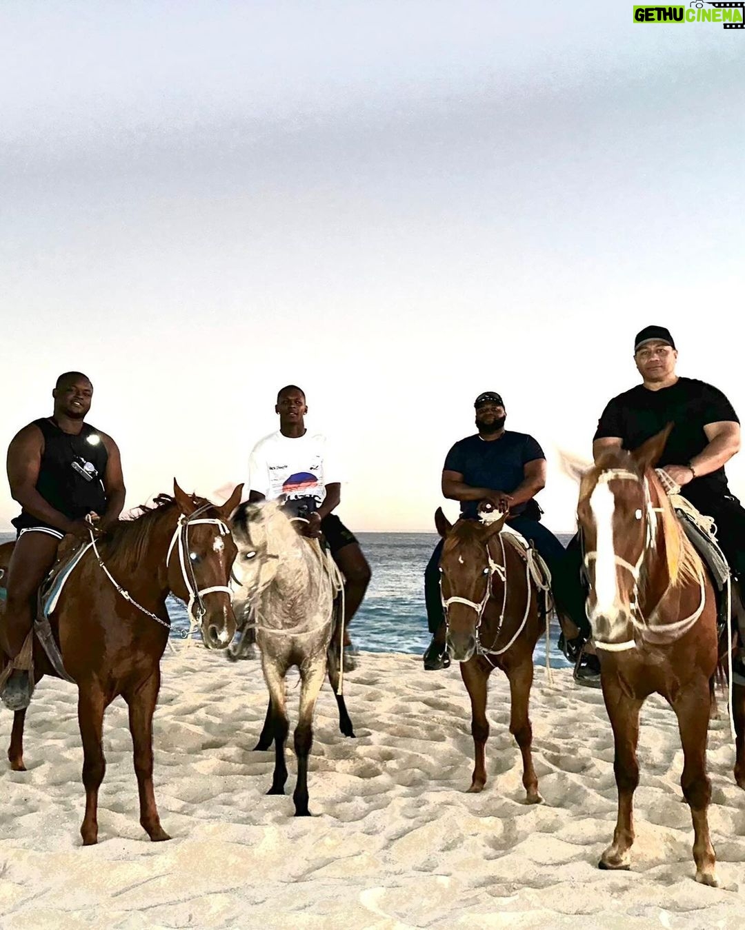 Israel Adesanya Instagram - Gracias México‼️🏜️🌵 When I return, we’ll do it again and again and again. 🧨🧨🧨 Los Cabos