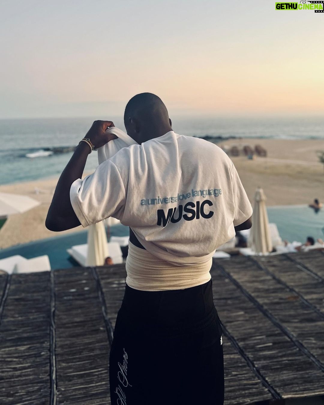 Israel Adesanya Instagram - Gracias México‼️🏜️🌵 When I return, we’ll do it again and again and again. 🧨🧨🧨 Los Cabos