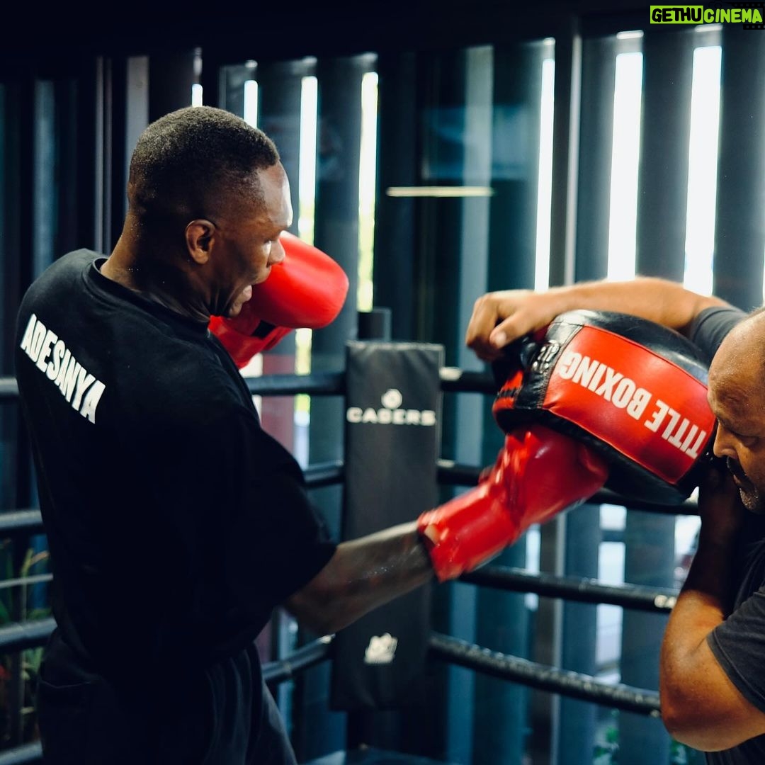 Israel Adesanya Instagram - Boxeo in Mexico‼️🇲🇽🥊💨 📸: @adesanya.david begging for photo credit.