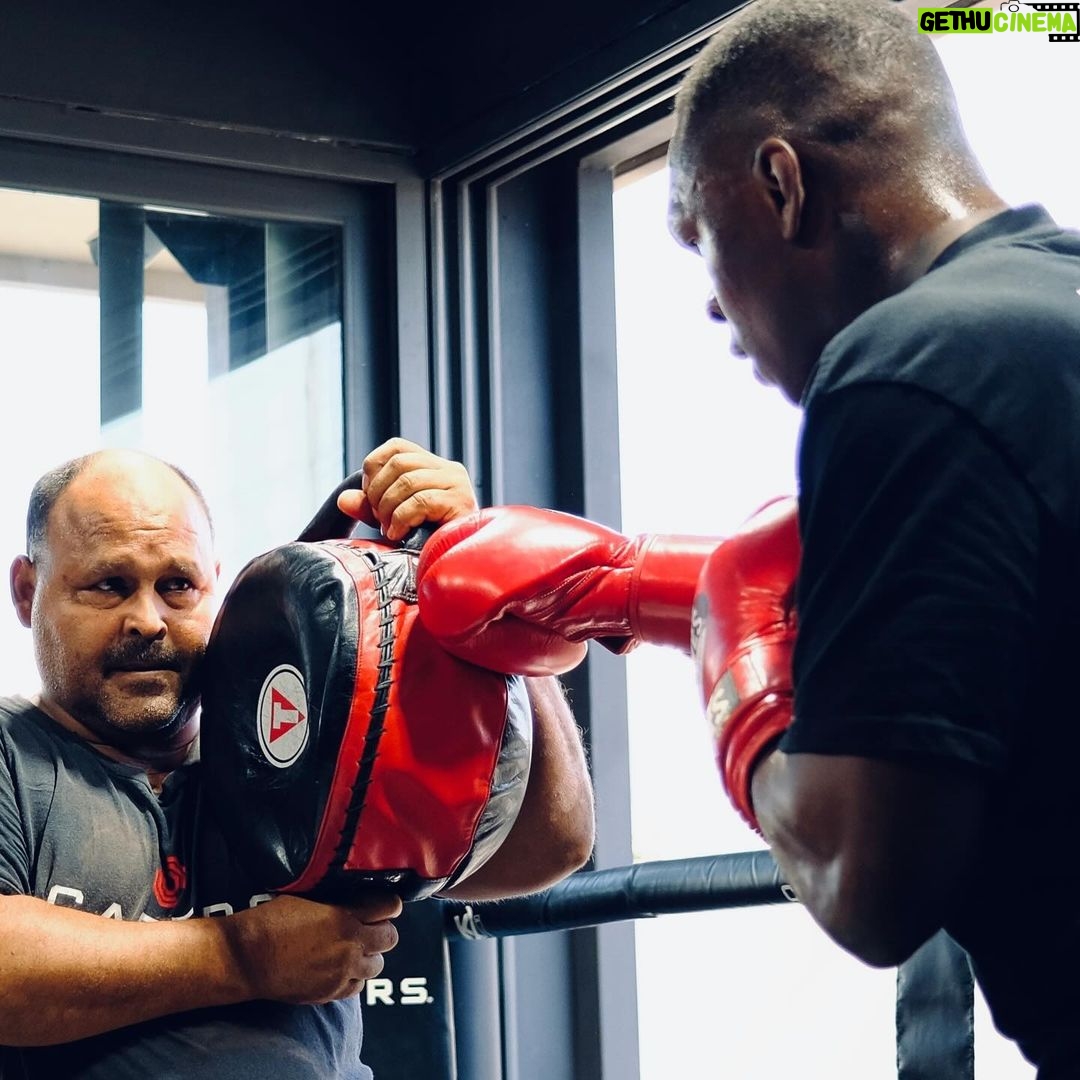 Israel Adesanya Instagram - Boxeo in Mexico‼️🇲🇽🥊💨 📸: @adesanya.david begging for photo credit.