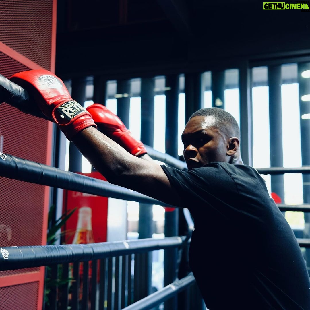 Israel Adesanya Instagram - Boxeo in Mexico‼️🇲🇽🥊💨 📸: @adesanya.david begging for photo credit.