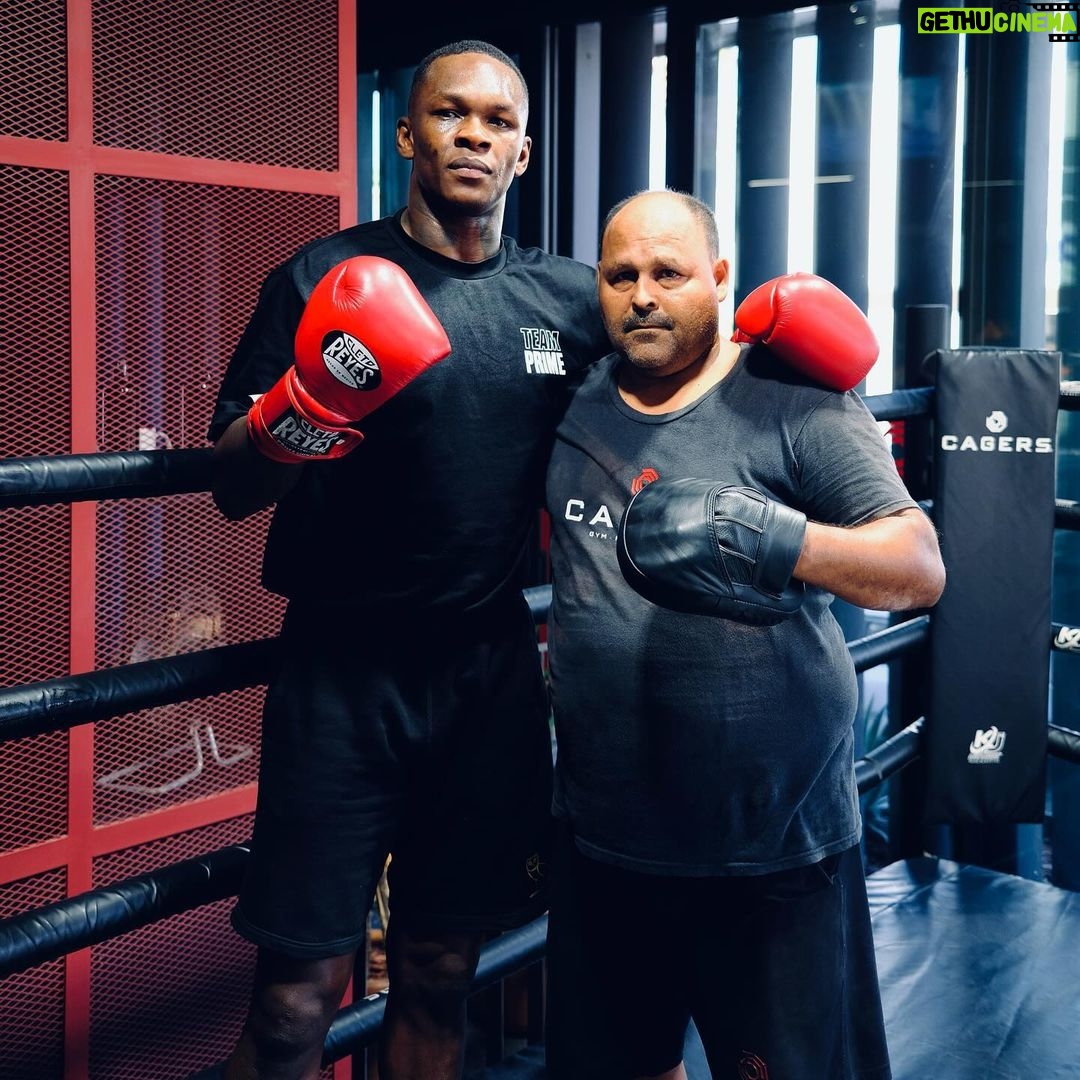 Israel Adesanya Instagram - Boxeo in Mexico‼️🇲🇽🥊💨 📸: @adesanya.david begging for photo credit.
