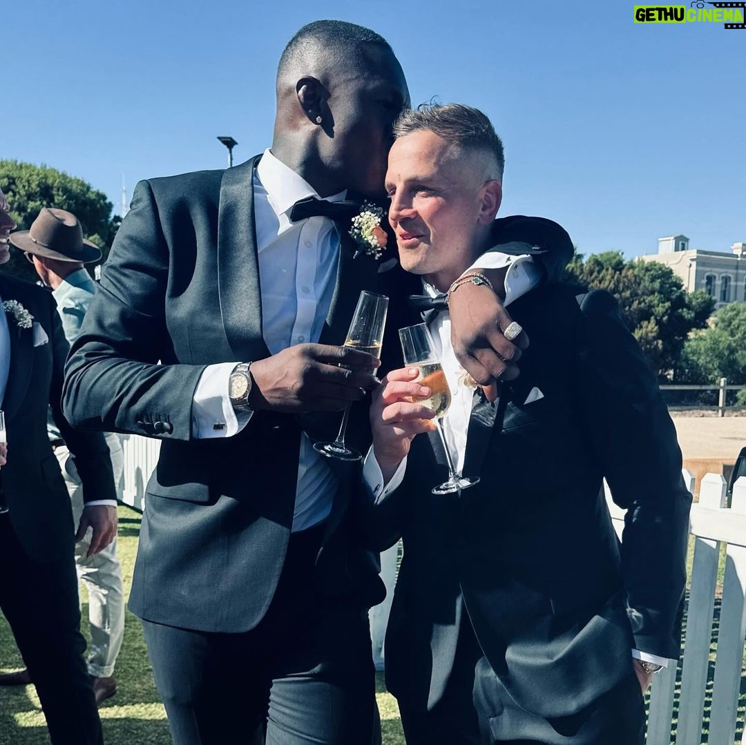 Israel Adesanya Instagram - 🖤🤍 What’s understood doesn’t need to be explained. Just tap into frequencies of LOVE, fam xo ✨💒💕