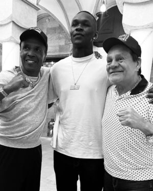 Israel Adesanya Instagram - In a room full of Living LEGENDS‼️🥹
To be invited by @turkialalshik and dine with these guys is a blessing. Can’t believe I didn’t wanna get off my couch hahaha. I’m just a fan of this game, who became a champion and will be a Legend too one day. Grateful for this life always.
@riyadhseason
#furyngannu
#riyadhseason